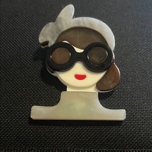 Stylish Retro Brooch with Goggles